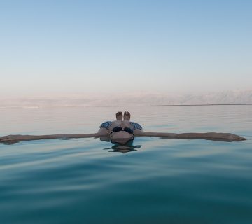 Springen, maar niet zinken waarom je blijft drijven in de Dode Zee